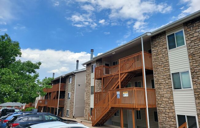 Vaulted Ceilings & Modern Two Bedroom in Lakewood-Available NOW!!