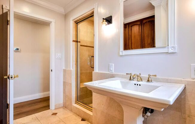 Beautiful Single Story House w/Low Maintenance Yards & In-unit Laundry