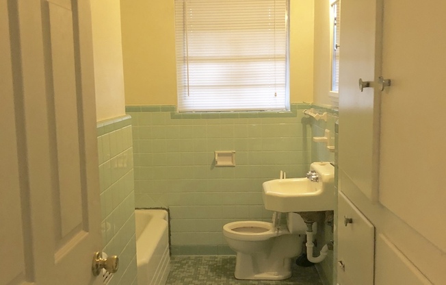 3BR/2BATH very close to LSU!