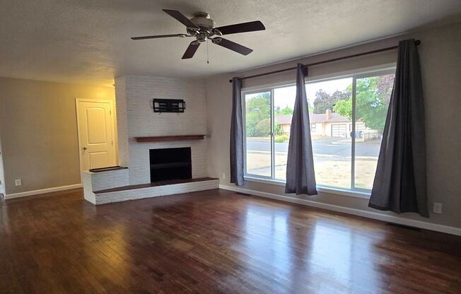 Pet Friendly Single Level 3 Bed 2 Bath Home Near I-5 in Albany!
