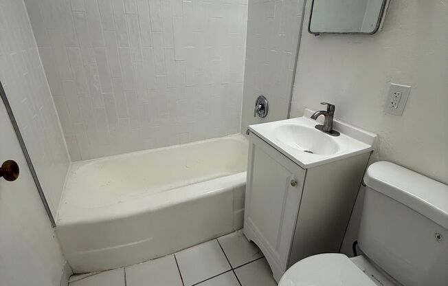 Studio, 1 bath, 400 sqft, $950, Unit #119