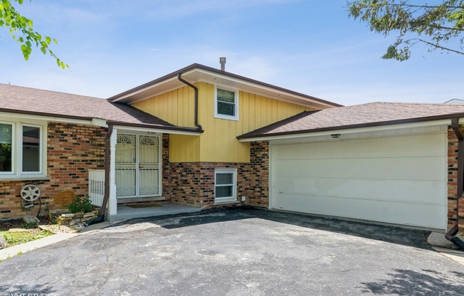 13633 CHERRY LN