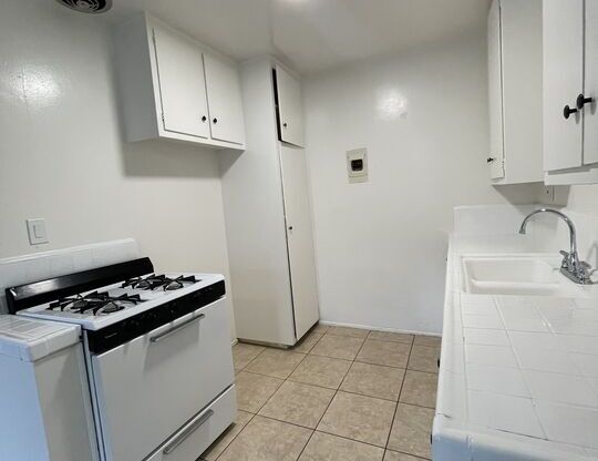 1 bed, 1 bath, $1,900, Unit 10