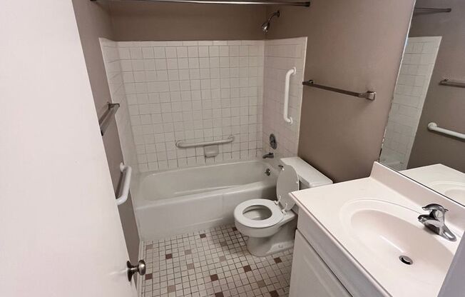 1 bed, 1 bath, 780 sqft, $979, Unit 013
