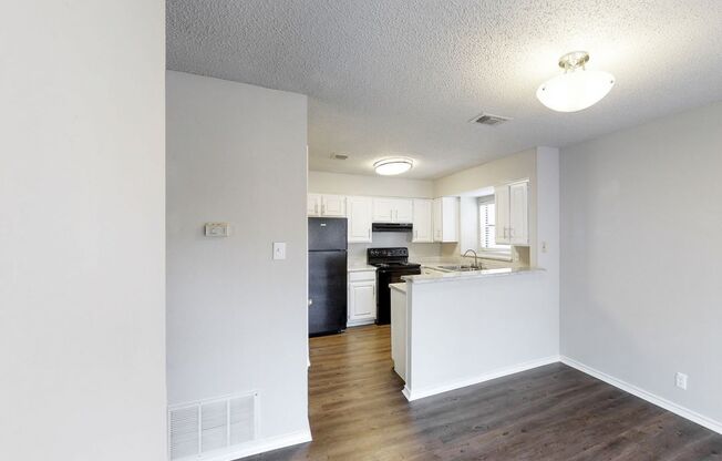 1 bed, 1 bath, 825 sqft, $834