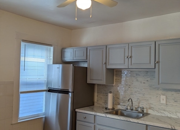 3 beds, 1 bath, 900 sqft, $3,200, Unit 2