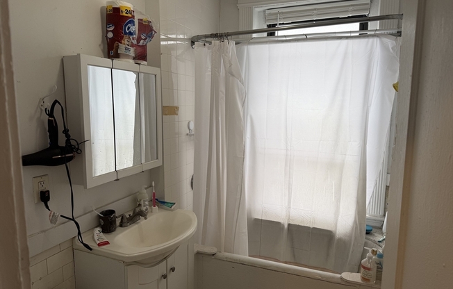 2 beds, 1 bath, $3,100, Unit 20