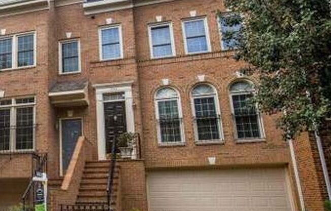 Large Townhouse 3 Bedroom 2 Full Baths and 2 half Baths with Garage Parking in Rosslyn