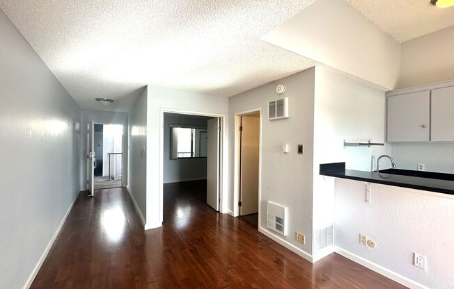 BEAUTIFUL TOP FLOOR  1 BED 1 BATH CONDO W/RESORT FACILITIES! +STORAGE