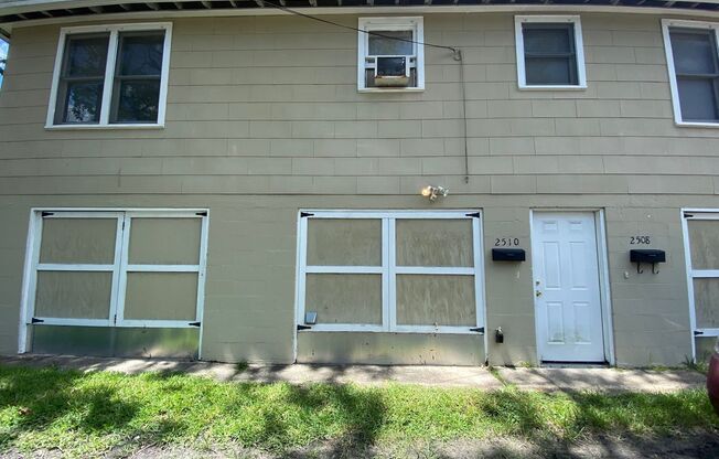 A tastefully renovated 1-bedroom unit is available for rent in Riverside!