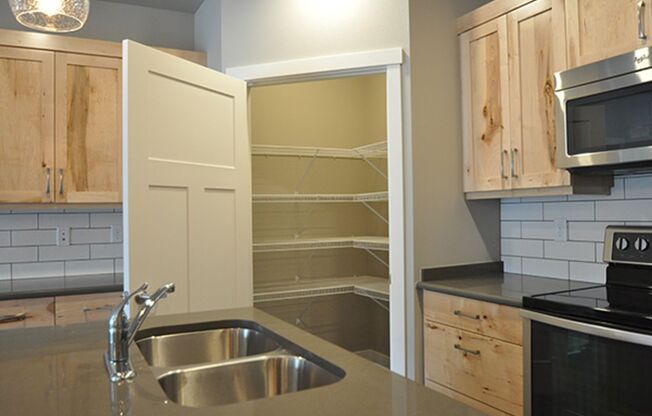 3 beds, 2 baths, $1,925, Unit 118