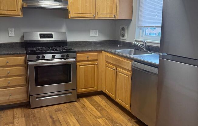 2 beds, 1 bath, 685 sqft, $1,490, Unit C11