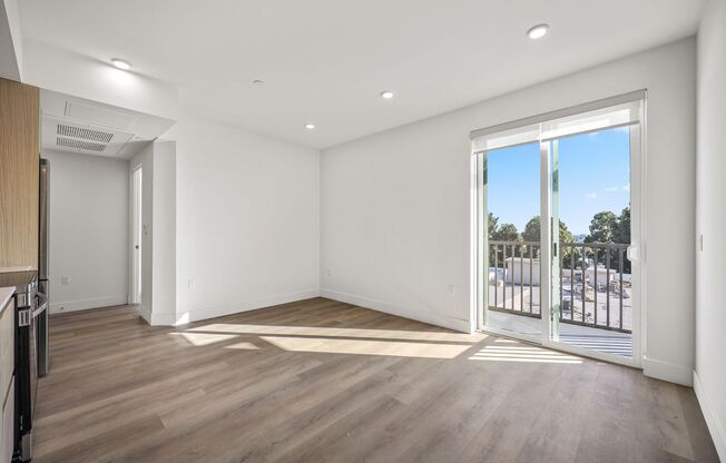 3 beds, 3 baths, 938 sqft, $3,188.57, Unit 606