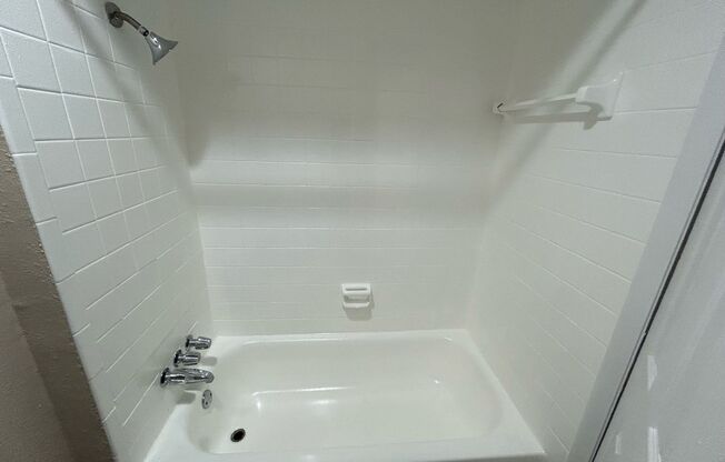 1 bed, 1 bath, 720 sqft, $1,400, Unit 1-1660-B