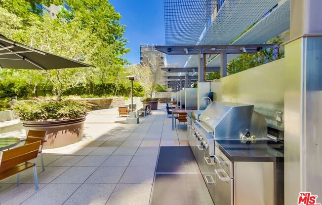 1 bed, 1 bath, 800 sqft, $2,550, Unit 819