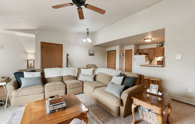 2 beds, 1.5 baths, $1,260, Unit 1023 Happy Ln - Apt 6