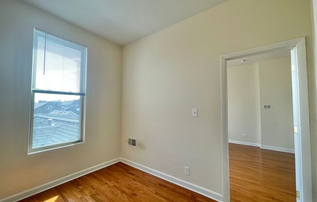 2 beds, 1 bath, 1,200 sqft, $1,800, Unit Unit 3R