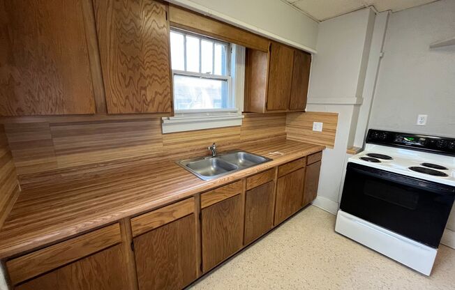 Studio, 1 bath, $650, Unit Unit 2