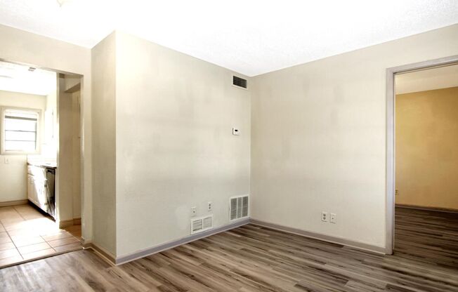 2 beds, 1 bath, 600 sqft, $815, Unit 3844 N. Oliver St.