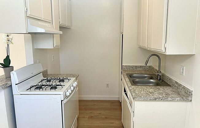 (6041) 7457 Woodman Ave.