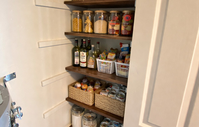 2 beds, 1 bath, 830 sqft, $1,350, Unit C09