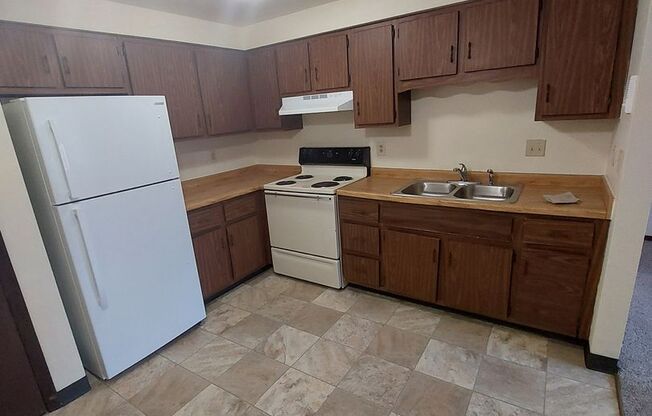 2 beds, 1 bath, 807 sqft, $1,149, Unit 1590-01