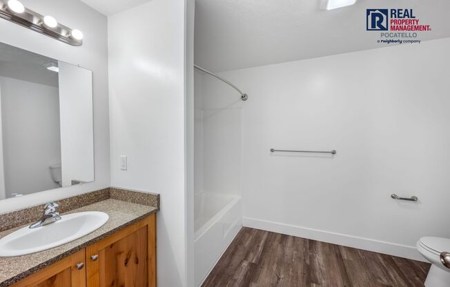 3 beds, 1 bath, 1,000 sqft, $1,000, Unit #209