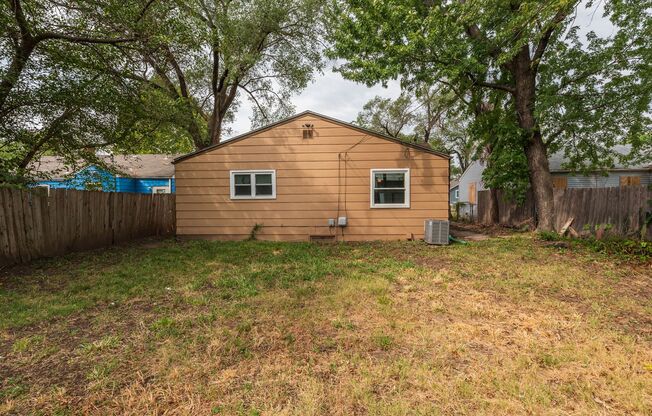 Bed 2 Bath In Quiet Neighborhood!