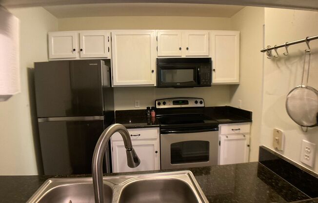 2 beds, 2 baths, $1,595, Unit Unit 1A32