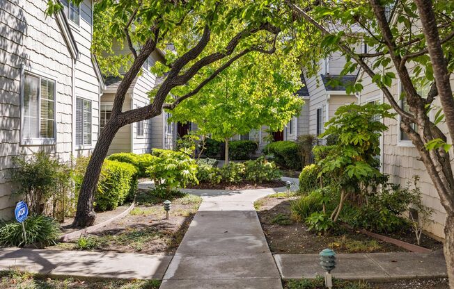 Delightful 3/3bth End-Unit Townhouse in Central Mountian View