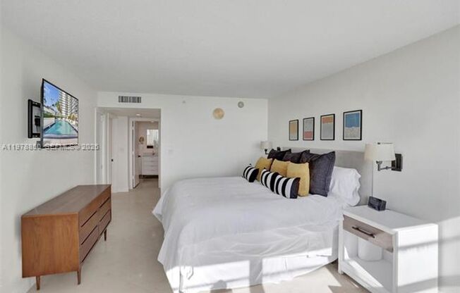 2 beds, 2 baths, 1,276 sqft, $5,200, Unit 6917 Collins Ave # 915