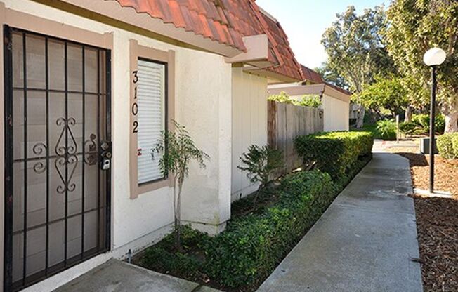 Lovely single level end unit in Tanglewood including Private Patio and Amenities!!!