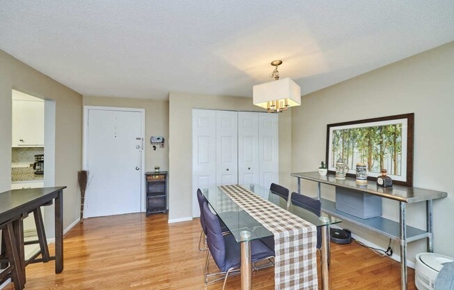 2 beds, 1 bath, 906 sqft, $2,300, Unit 215