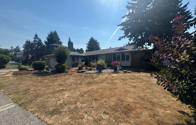 Twin Lakes 4 Bedroom 2.5 Bathroom Rambler Backed onto the Twin Lakes Golf Course!