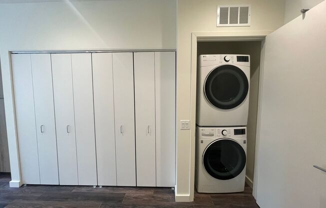 Studio, 1 bath, 460 sqft, $1,949, Unit 403