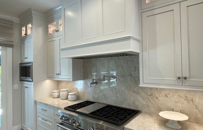 Luxury townhouse, close to town, easy commute to 280, Creekside Oaks gated community, fantastic remodel!