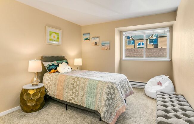 Beautiful Top Floor 2 Bed 2 Bath Condo in Factoria