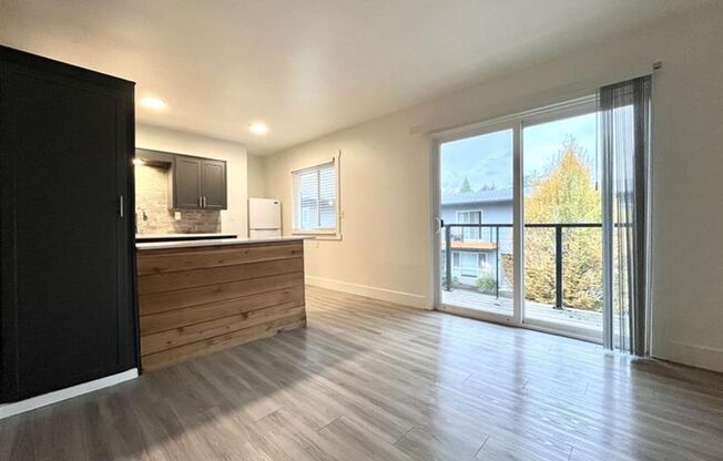 1 bed, 1 bath, 555 sqft, $1,295, Unit 9