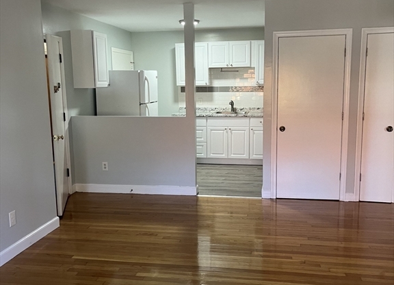 2 beds, 1 bath, 700 sqft, $2,300, Unit 5