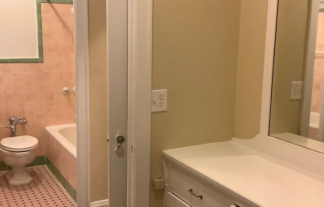 Studio, 1 bath, 450 sqft, $945, Unit 108