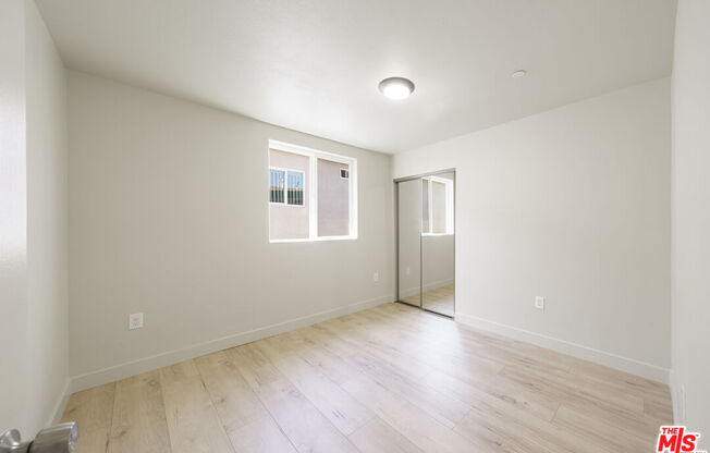 737 E 82 ST