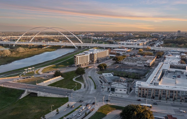 Controlled access parking garage, high-speed gates, and hassle-free access to nearby highways 75, 35, 30, and the Tollway make navigating between Downtown and Uptown a breeze.