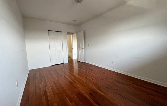 2 beds, 1 bath, 800 sqft, $1,839, Unit 5717 Hobart St. #36