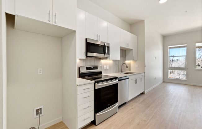 Studio, 1 bath, 422 sqft, $1,350, Unit 122