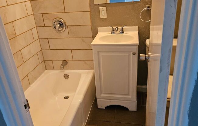 2 beds, 1 bath, 750 sqft, $1,120, Unit B11 1021 14
