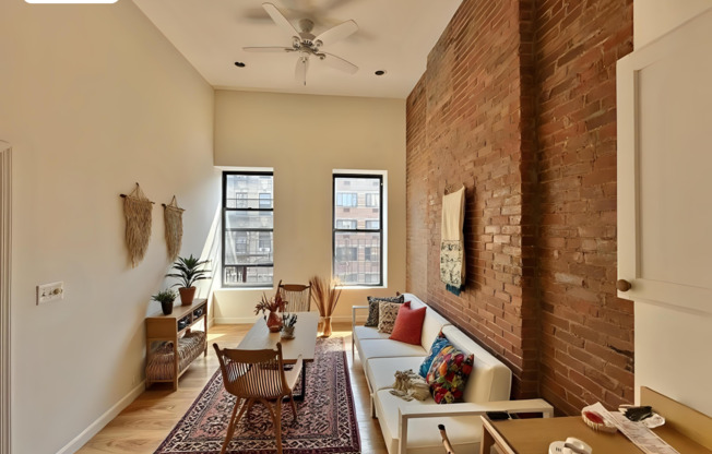 215 E 118 ST