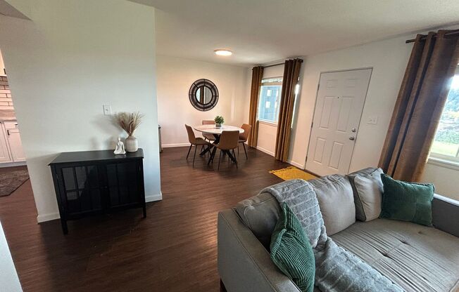 2 beds, 1 bath, $1,695, Unit Unit 4