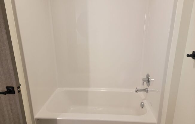 1 bed, 1 bath, 661 sqft, $1,690, Unit #412