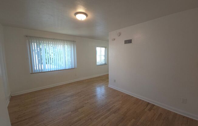 2 beds, 1 bath, $3,000, Unit 7