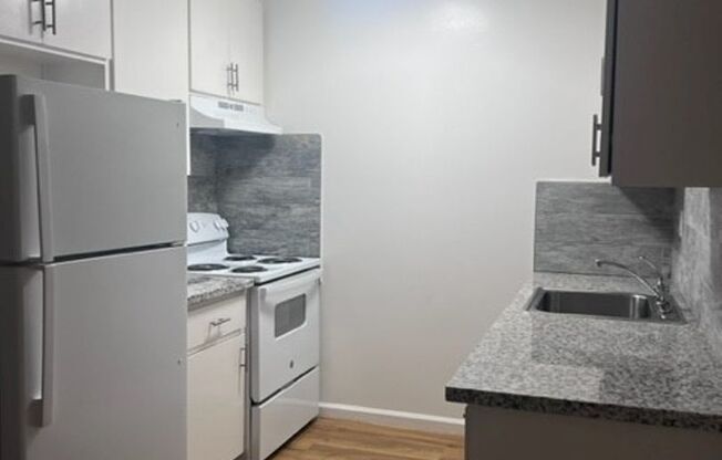 2 beds, 1 bath, $2,500, Unit 77